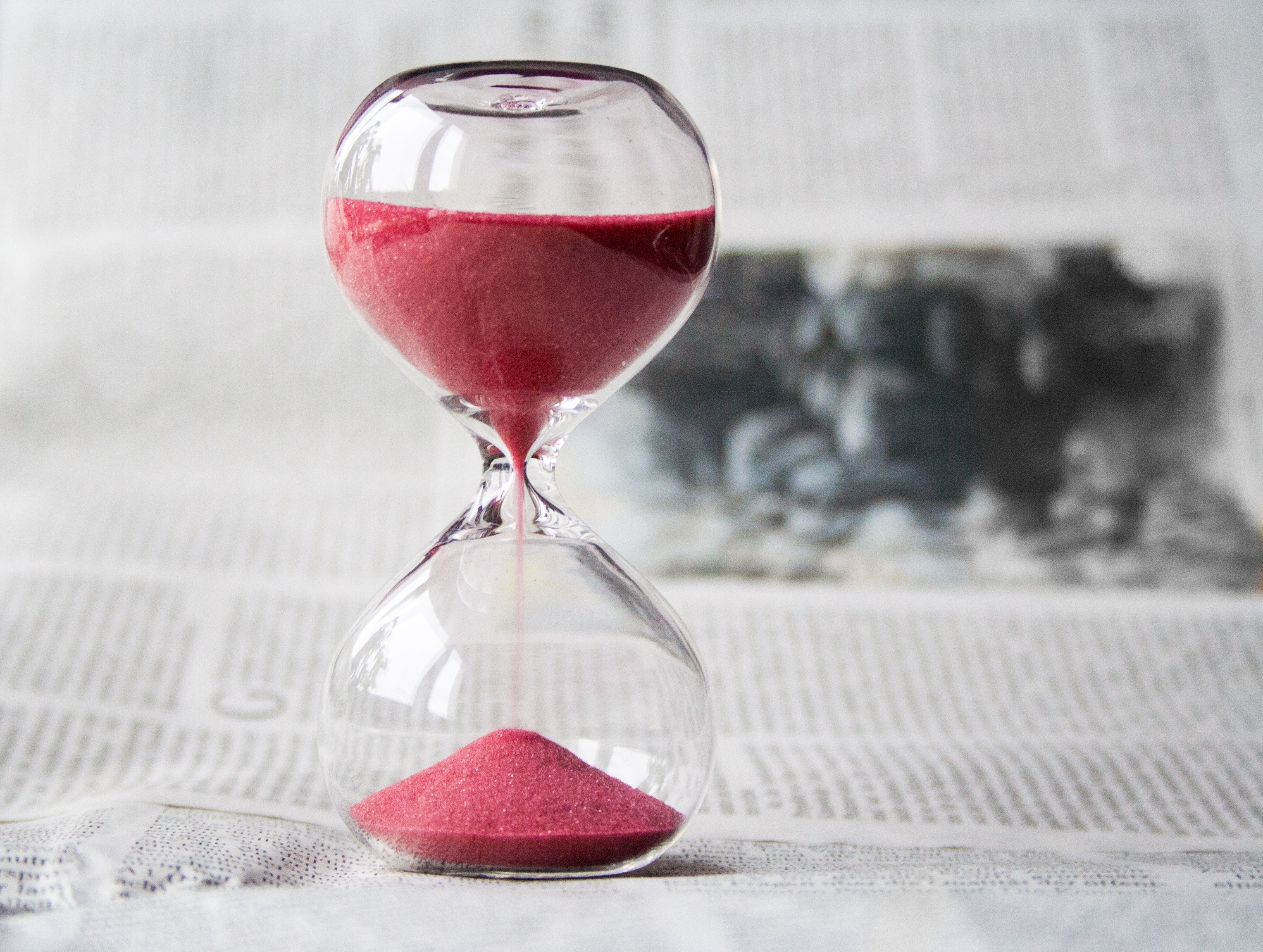 Can we Stop Biological Clock? How Aging Affects Fertility? 1 A photo of an hourglass signaling fertility and its time sensitivity