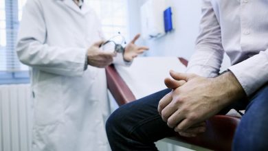 9 Tips to Improve Prostate Health for Men and Signs of Aging Prostate 4 an image of discussion between doctor and patient for prostate examination